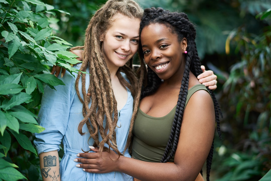 Deux femmes rasta blanche et noire